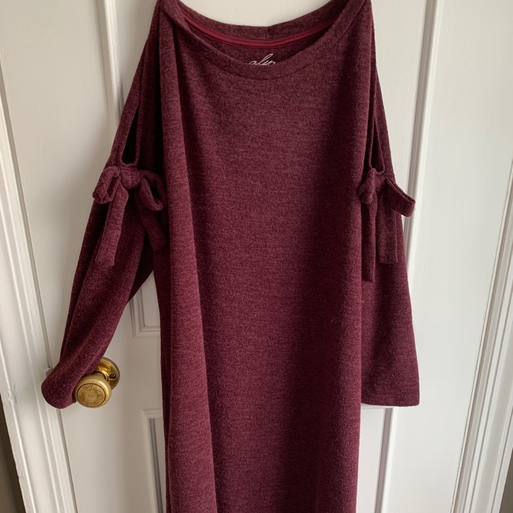 Maroon tunic sweater with open shoulders